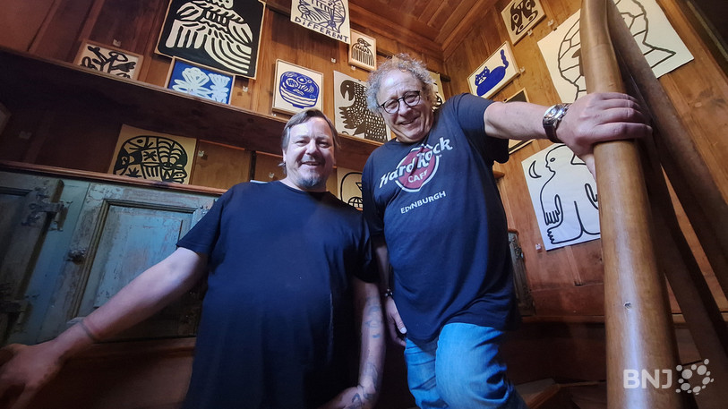 Les artistes « O » et Jo-Vanni, co-organisateurs de l’exposition, devant des dessins de L’Ange Violent exposés à l’Atelier du lac.