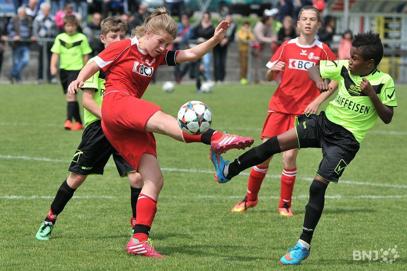Contrairement à cette photo prise en 2015, les parents ne peuvent actuellement pas voir la passion de leurs enfants depuis les bords d'un terrain de sport. (Photo : Georges Henz/archives).