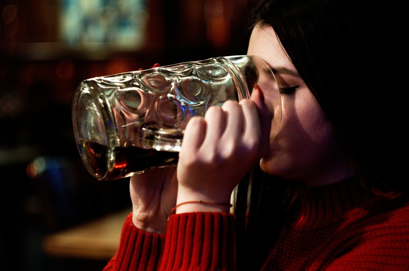 Les jeunes aussi peuvent être touchés par une consommation problématique d’alcool. En Suisse, 83% de la population de 15 ans et plus consomme cette substance. (Photo : illustration)