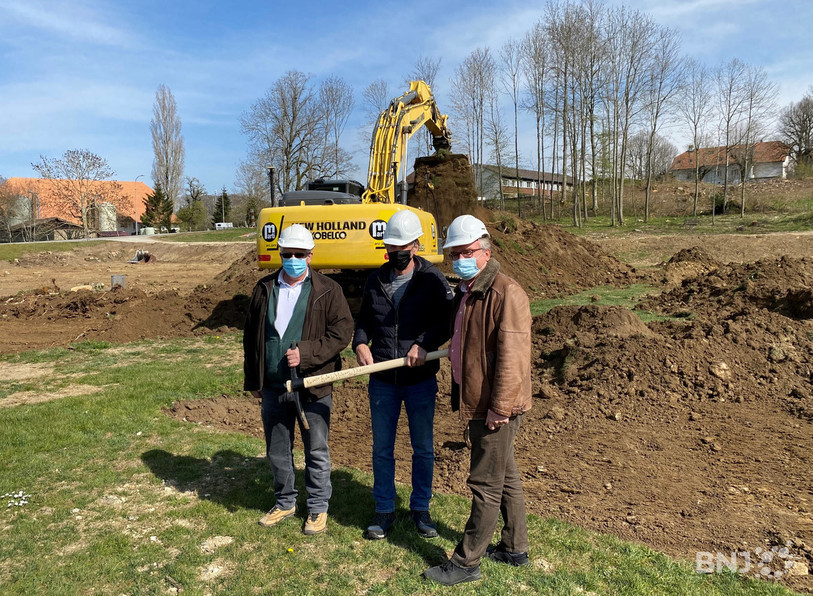Une petite cérémonie a été organisée lundi. De gauche à droite le maire de Plateau de Diesse Raymond Troehler, le conseiller communal en charge des bâtiments Gilbert Racine, et l'architecte Yvan Chappuis.
