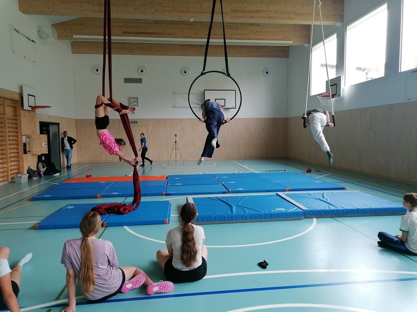L’atelier cirque a permis aux élèves de s’essayer à différentes disciplines, comme le tissu et le cerceau aériens.