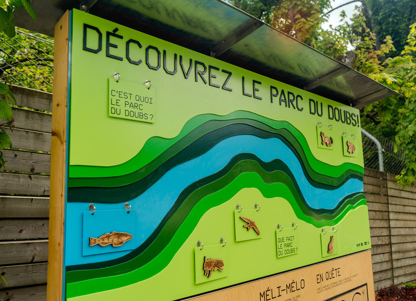 Le panneau didactique a été installé aux abords de la place de jeu. (Photo: Muzoo)