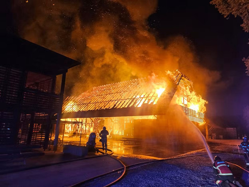 Une grange a été entièrement détruite par les flammes à Gampelen jeudi soir. (Photo: Police bernoise)