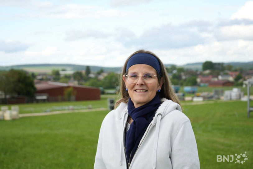 Nicole Fernandez, responsable des bénévoles depuis trois ans, sur le terrain agricole qui accueillera le Dritchino cette fin de semaine.