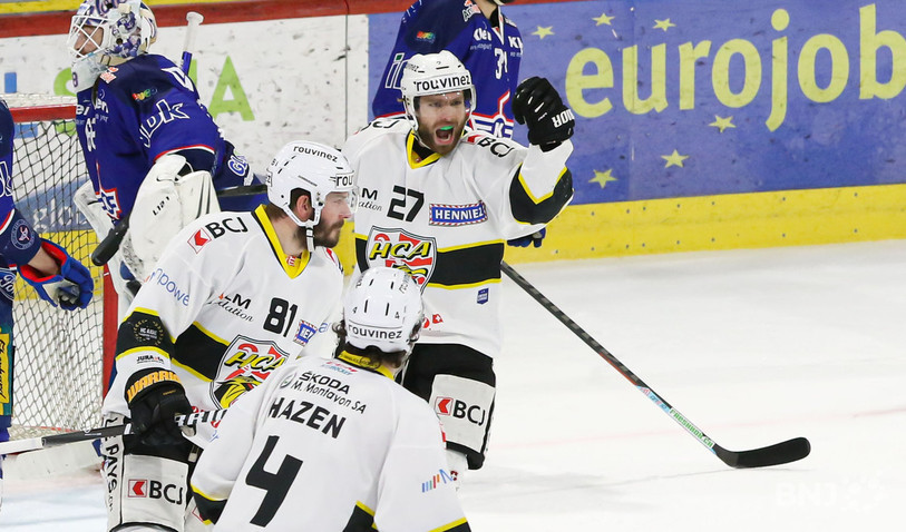 Reto Schmutz peut serrer le poing : un triplé pour lui lundi soir en terre zurichoise. Le HC Ajoie s'est octroyé deux pucks de titre (photo : Mauricette Schnider).