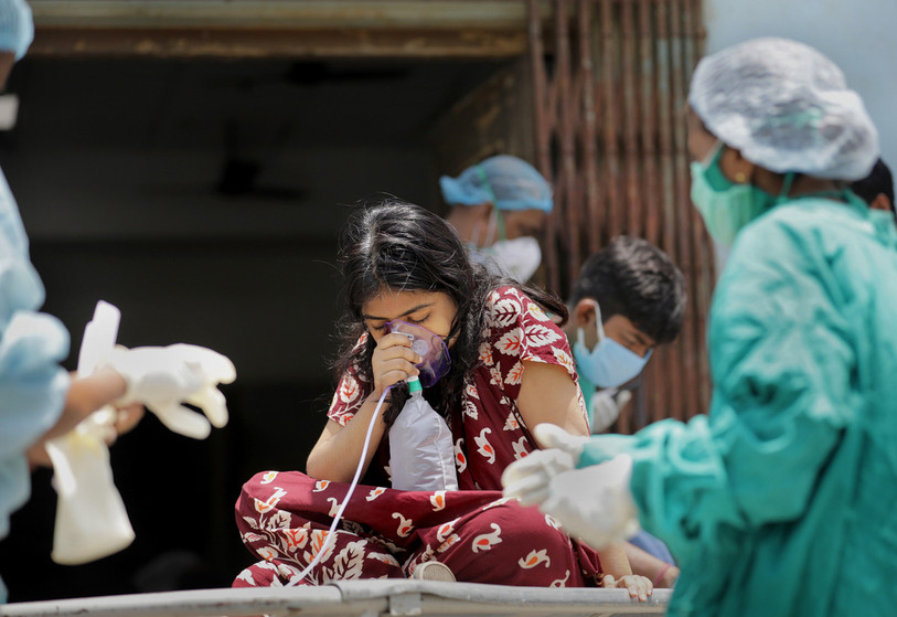 Faute de places, des patients doivent être soignés devant les hôpitaux. (Photo : EPA/PIYAL ADHIKARY).