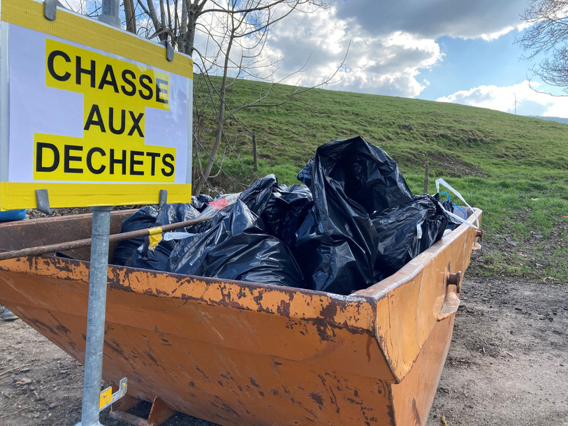 Environ 200 personnes ont mis la main à la pâte pour nettoyer les recoins de Tramelan ( photo: association AGORA)