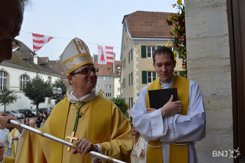 L'évêque de Bâle, Mgr Felix Gmür (à gauche), présidera une messe jurassienne à Notre-Dame de Paris (photo: archives).