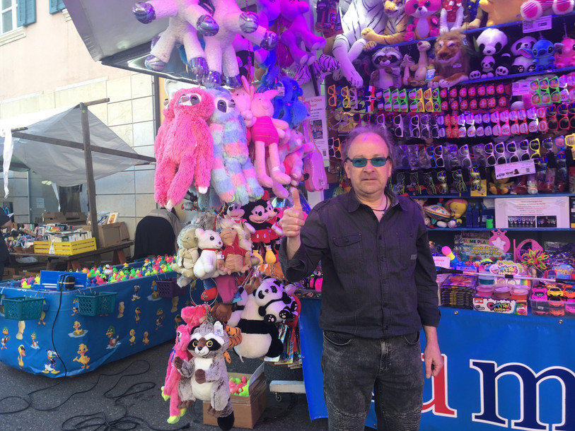 Patrick Champion et son stand de jouets sont des fidèles de la Danse sur la Doux.