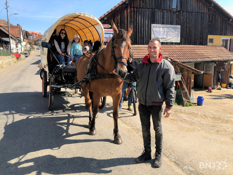 La famille Cavadini, venue du canton de Vaud, a entrepris un voyage d'un mois sur les réseaux équestres. Elle est partie ce mardi de Courtedoux dans une roulotte tirée par un cheval Franches-Montagnes.