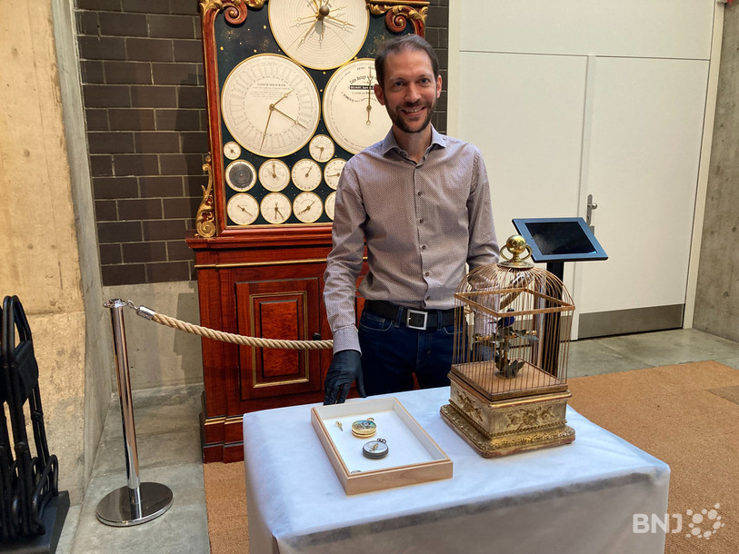 Régis Huguenin, conservateur du Musée international d'horlogerie de La Chaux-de-Fonds, près des automates et montres qui feront l'objet de démonstrations dans le cadre de la Nuit et du Jour des musées.