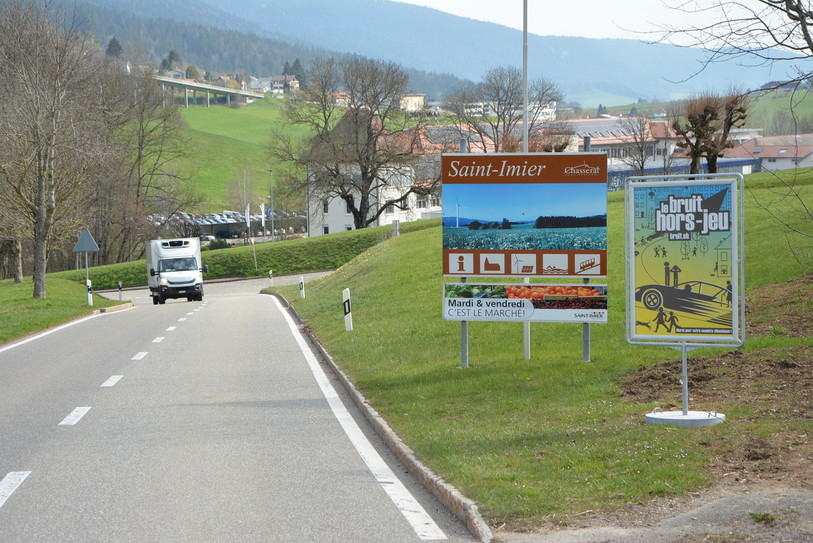 Plusieurs panneaux sont installés aux entrées de St-Imier à l'occasion de la journée d'action contre le bruit du trafic routier. (Photo: Chancellerie de St-Imier)