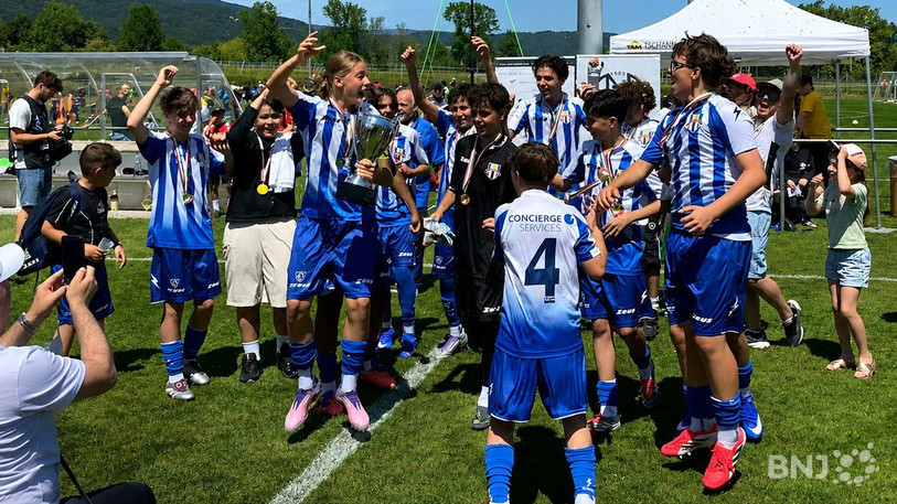 Les juniors D du FC Le Parc en liesse après leur victoire aux tirs au but.