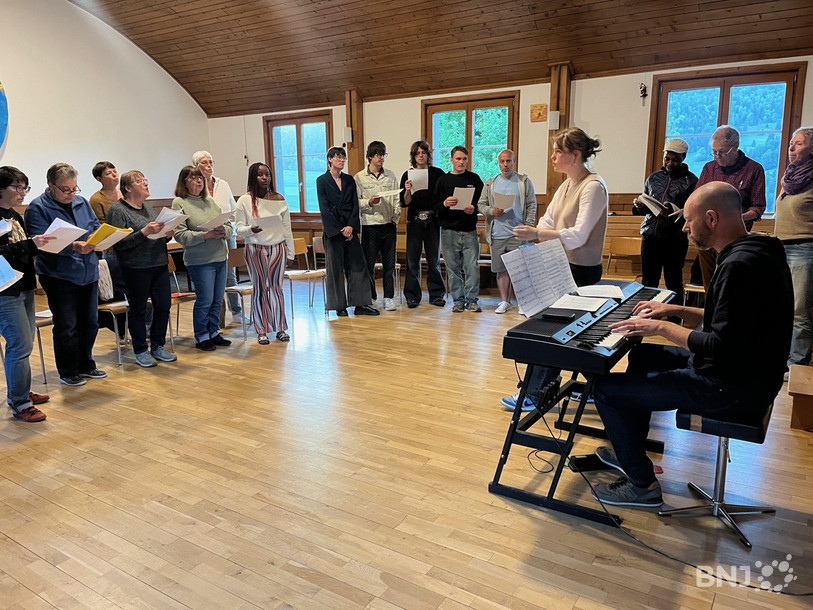 La chorale interculturelle de Sornetan, sous la direction de Clara Klinger, pendant sa dernière répétition dans la salle de paroisse. 