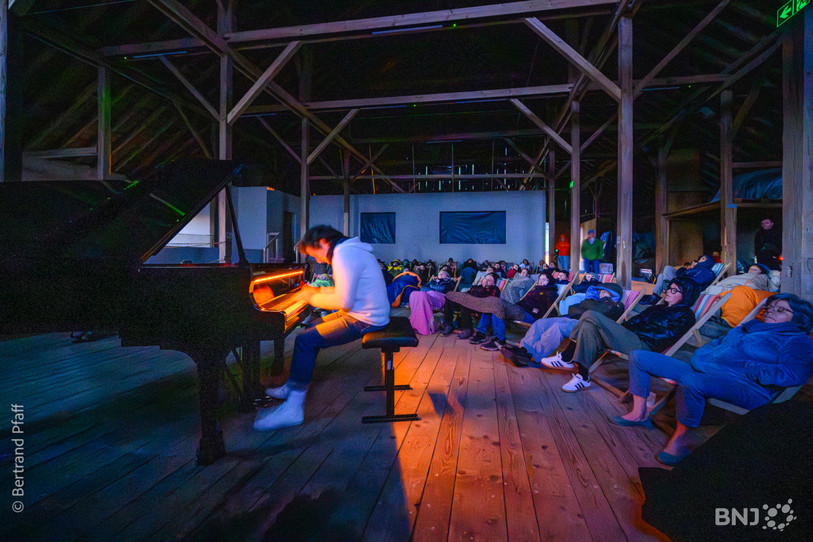 Le pianiste jurassien Alain Roche a donné des concerts à l'aube, jouant avec les premières lueurs du jour, au Corbak. (Photo: Bertrand Pfaff)