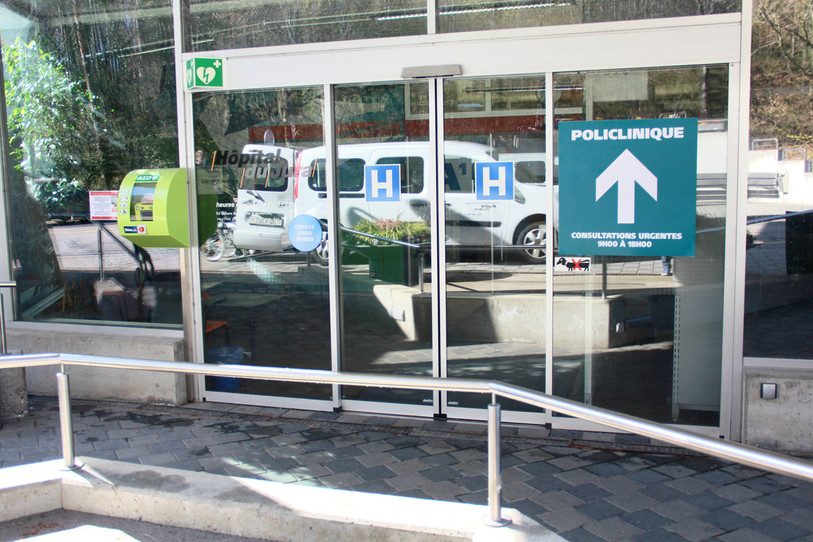 L'entrée de la policlinique se fait par l'entrée principale du site bruntrutain de l'H-JU (photo : Hôpital du Jura).