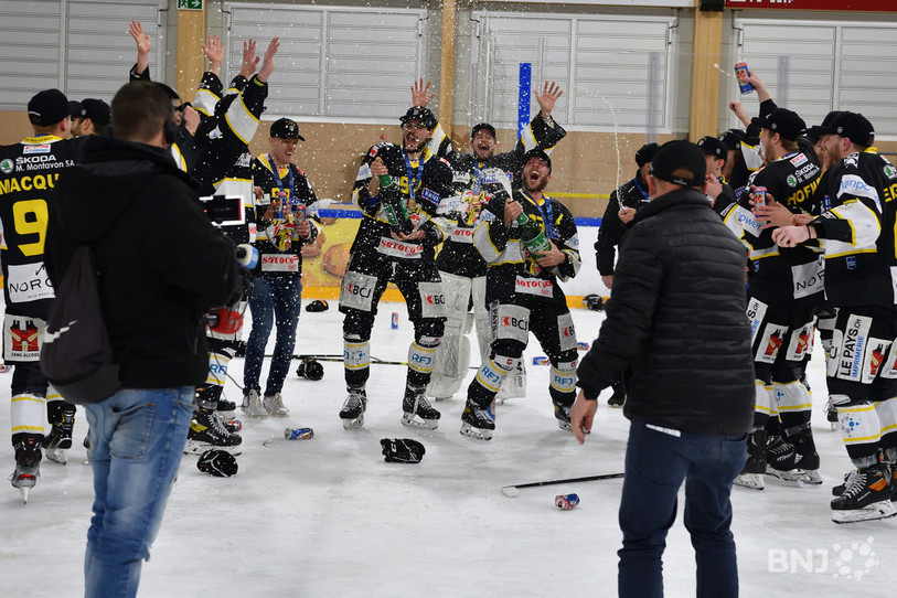 Champagne pour le HC Ajoie (photo : Georges Henz).
