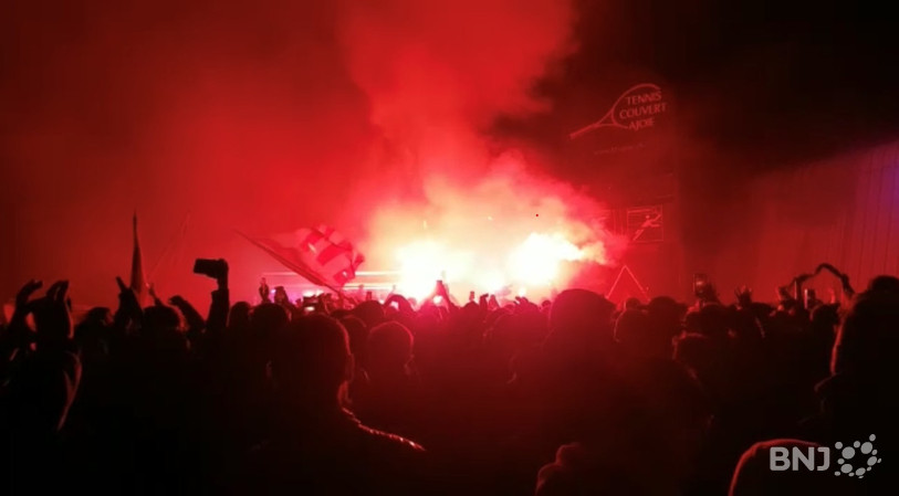Les fans jurassiens se sont retrouvés à proximité de la Raiffeisen Arena mercredi.