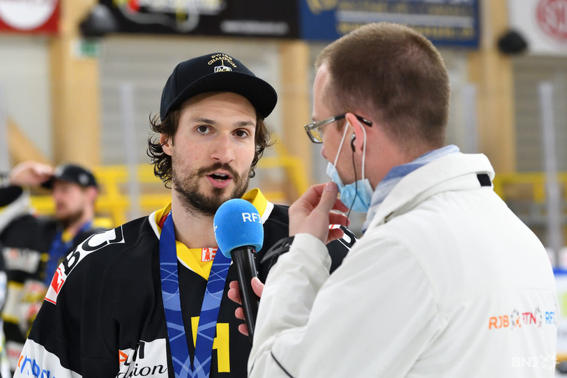 RFJ en interview avec Jonathan Hazen après la victoire du HC Ajoie. (Photo : Georges Henz).