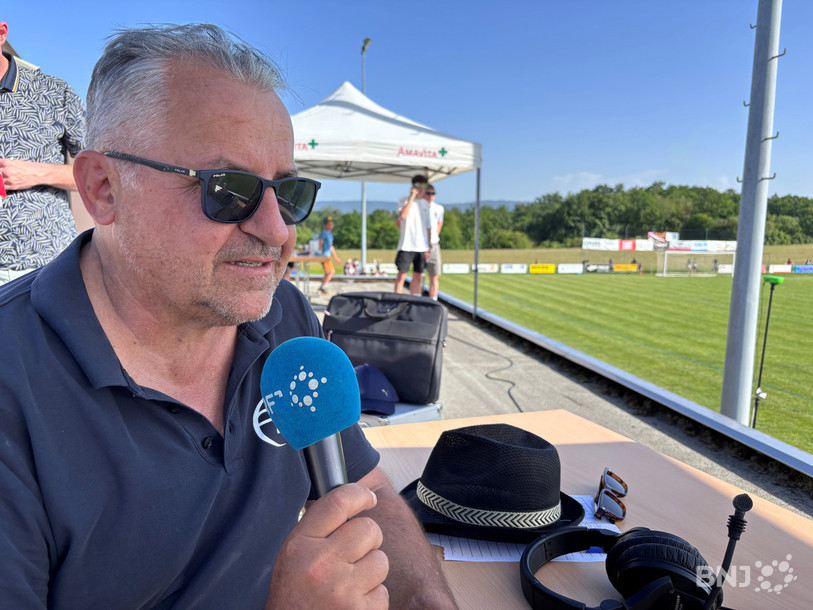 Cyrille Maillard en direct du Journal de 18h en face du terrain de football de Bure.