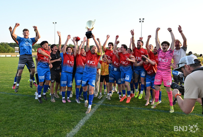 Le FC Courrendlin/Courroux soulève la Coupe jurassienne de football et décroche un ticket pour la prochaine Coupe de Suisse. (photo : Georges Henz)