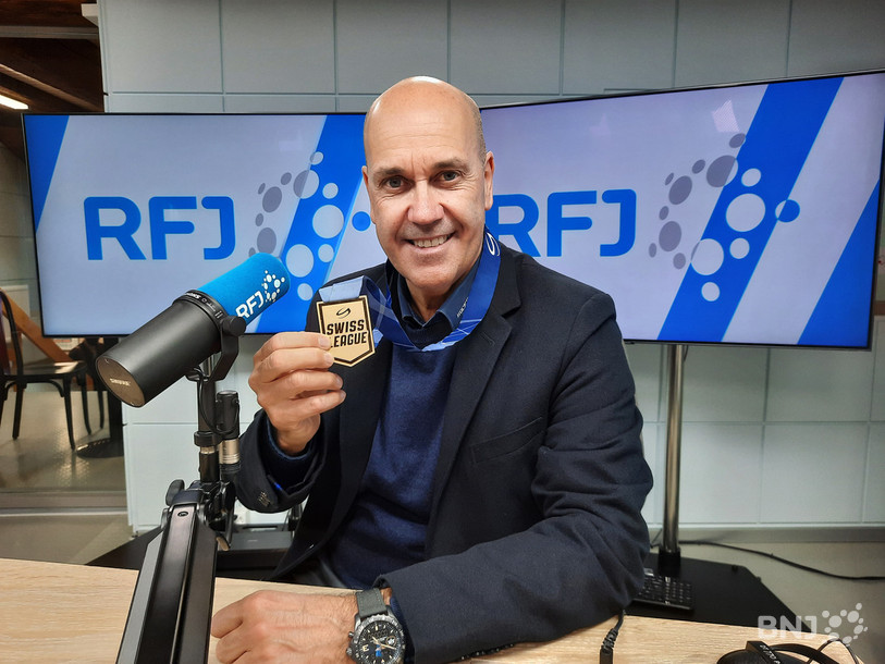 Gary Sheehan a présenté jeudi la médaille du titre de Swiss League dans le studio de RFJ.