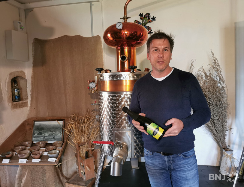 Philippe Martin, dans sa distillerie à Boveresse, espère faire aimer l'absinthe à un nouveau public grâce à son nouveau vin mousseux aromatisé.