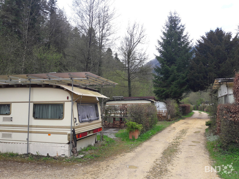 Le camping résidentiel au bord du Doubs comprend environ 65 emplacements.