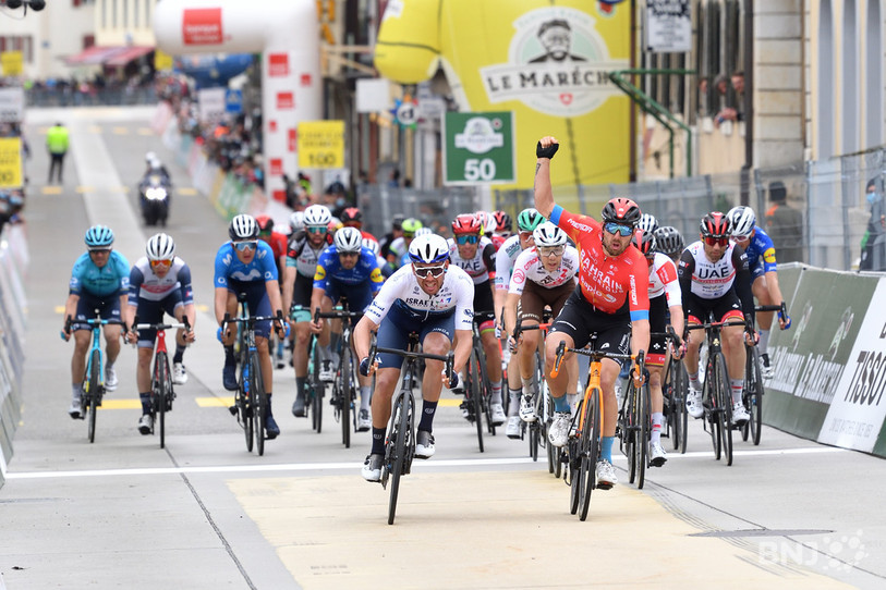 L'Italien Sonny Colbrelli a devancé au sprint le Néo-Zélandais Patrick Devin jeudi à St-Imier (photo : Georges Henz).
