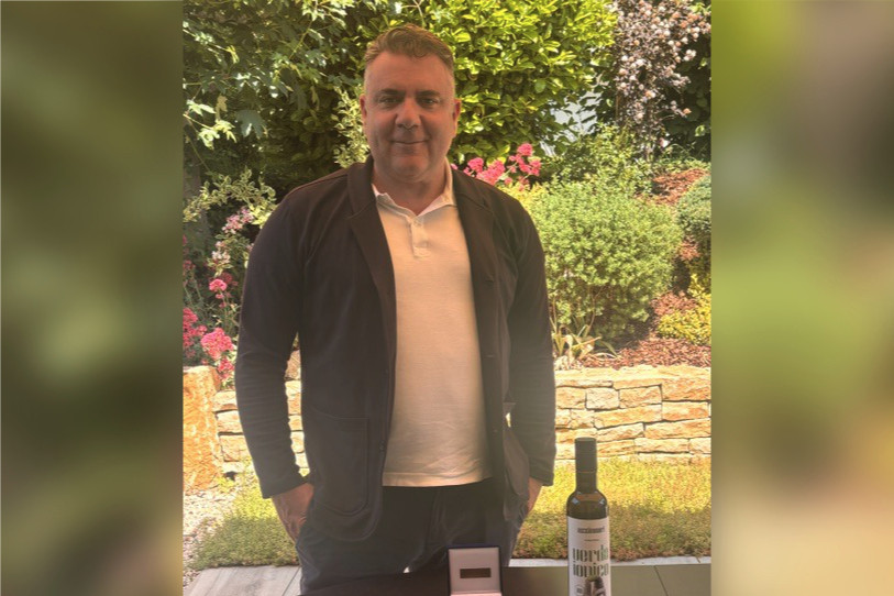 Francesco Azzinnari a reçu une médaille de bronze pour sa cuvée d'huile d'olive Verde Ionico.