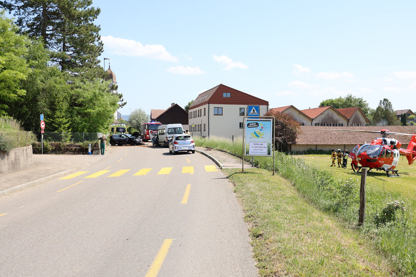 Une collision entre une voiture et un bus scolaire est survenue mardi après-midi à Bonfol. (Photo : Police cantonale jurassienne).