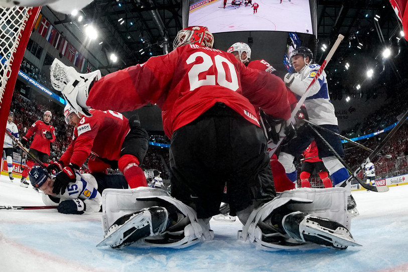 Les hockeyeurs suisses, invaincus, impressionnent, et affronteront la Suède jeudi en quart de finale. (Photo: KEYSTONE/Claudio Thoma).