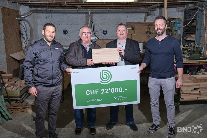Un succès inattendu pour les initiateurs de l'action Boizo. La totalité du bénéfice a été reversé vendredi aux deux entités régionales de Gastro Suisse. De gauche à droite : Pierrick Veya (Boizo), Roland Matti (Gastro Jura bernois - Lac de Bienne), Maurice Paupe (Gastro Jura) et Patrick Studer (Boizo). 