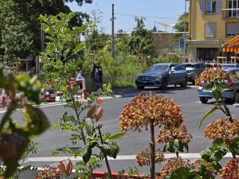 La place du Clos-de-Serrières a fait l'objet d'une importante transformation et devien la place Monique Laederach. (Photo: Ville de Neuchâtel)