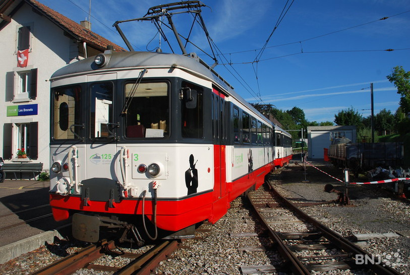 Le Régional, qui relie Les Brenets au Locle, devrait être remplacé dès 2025 par un bus électrique. (Photos : archives)