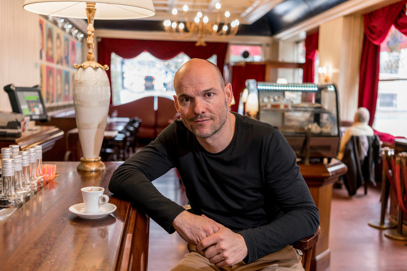 Le comédien et ancien tenancier de bar Lionel Frésard sentait un besoin profond de s'impliquer dans le Théâtre du Jura, il est devenu le président de la Guinguette. (Photo : Jean-Patrick de Silvestro)
