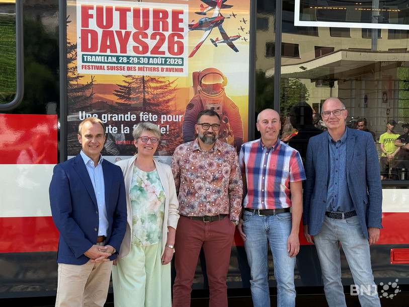 Lukas Viglietti (à gauche), organisateur des Future Days, Rébecca Dougoud, directrice des CJ, Hervé Gullotti, maire de Tramelan, Manfred Bühler, conseiller national UDC et Didier Juillerat, directeur du CIP,  ont dévoilé, mercredi, la rame de train des Chemins de fer du Jura aux couleurs du festival.
