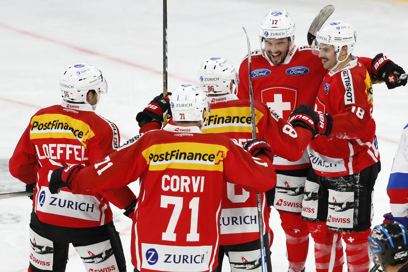 L'équipe de Suisse peut avoir le sourire après sa performance contre la Sbornaja. (Photo : KEYSTONE/PETER KLAUNZER)