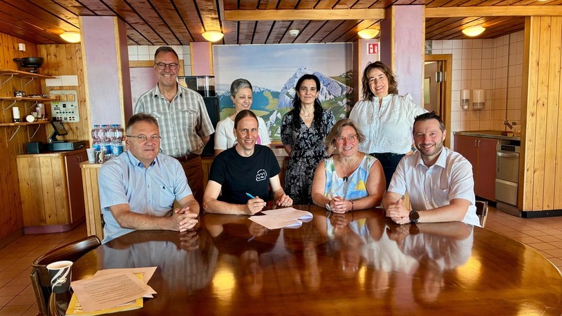 Le nouveau tenancier, Grégoire Wyss (avec le t-shirt noir), signe le contrat pour l'hôtel-restaurant du Chasseron.