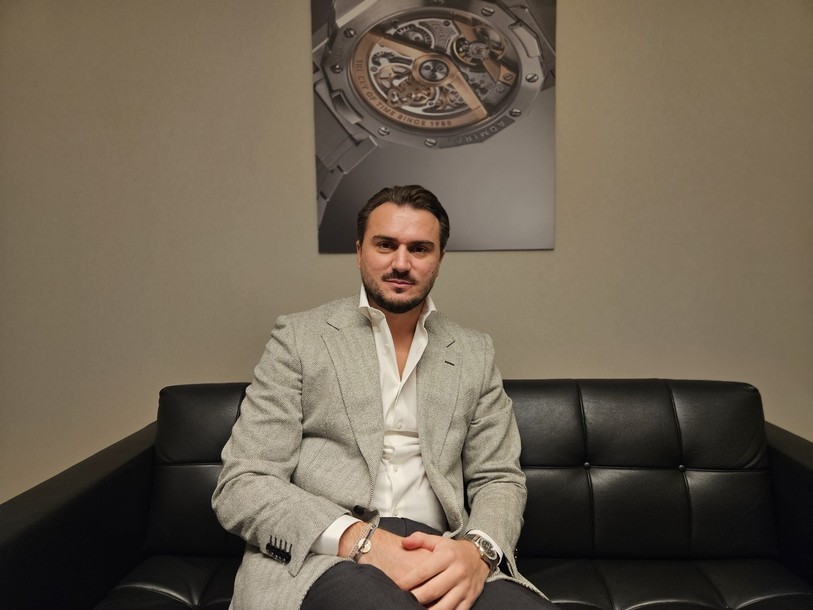 Haso Mehmedovic est un enfant de Corum : il y a commencé en 2011 en tant qu'horloger et se retrouve à présent à la tête de l'entreprise.