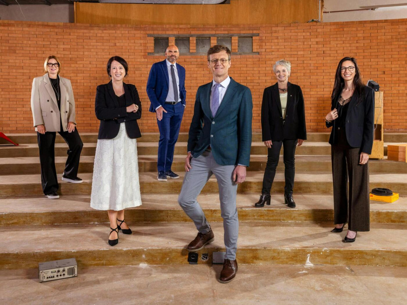 La photo officielle du Conseil d'Etat neuchâtelois 2026-2027. De gauche à droite: Séverine Despland (chancelière d’État), Crystel Graf, Laurent Favre (vice-président), Frédéric Mairy (président), Florence Nater et Céline Vara. (Photo : Canton de Neuchâtel)