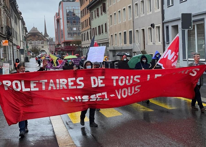 Au Locle, le cortège est parti du parvis de l'Hôtel de Ville. (Photo: Unia) 