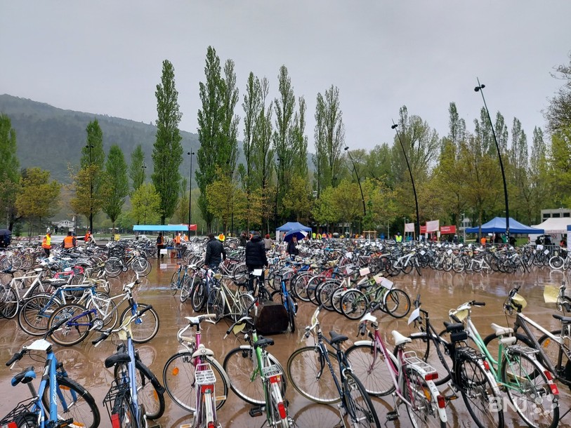 La pluie n'a pas empêché les amateurs de vélos de venir vendre et acheter des cycles samedi à Bienne. 