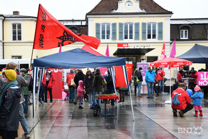 La pluie n'a pas refroidi les participants au 1er mai interjurassien. (Photo : Georges Henz).