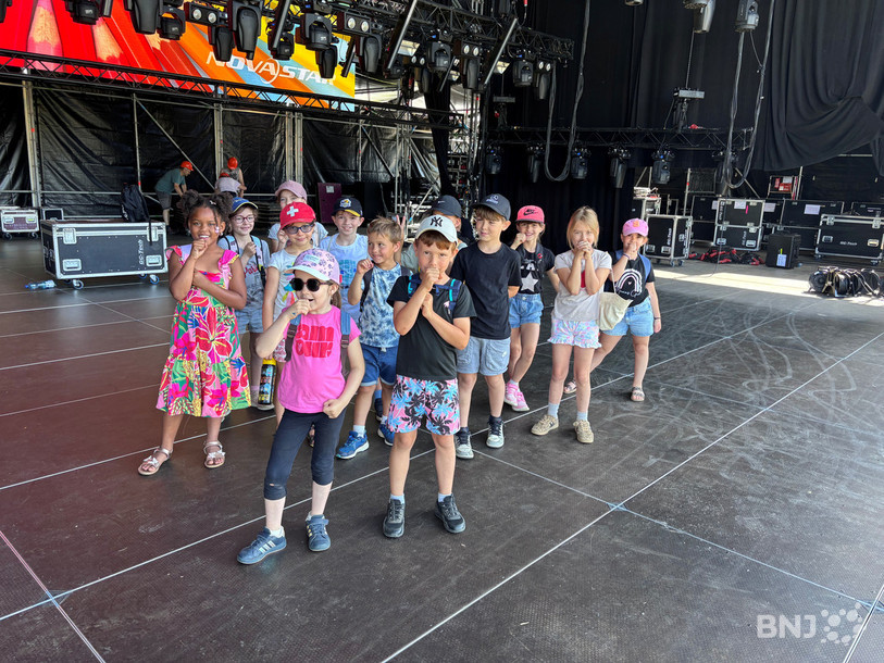 Sur la scène du Dritchino Open air Festival, les écoliers se prennent pour des chanteurs.