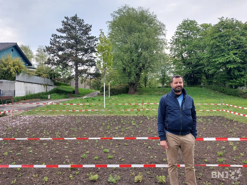 Laurent Erard, responsable du secteur des espaces verts de Bienne, pose devant les plantations du petit parc au chemin de Cerlier.