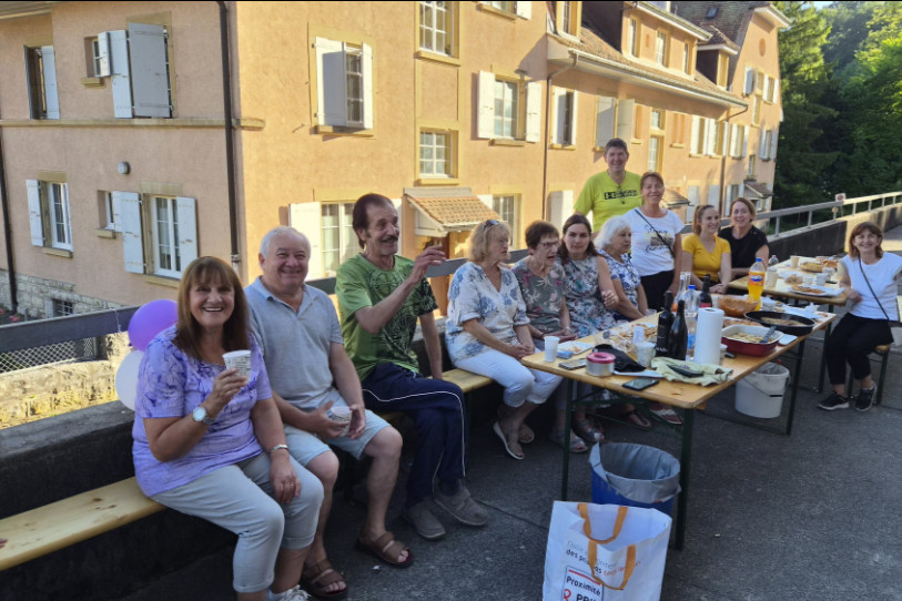 Une des nombreuses Fêtes des voisins organisées sur le territoire communal de Neuchâtel, ici à Verger-Rond 10. (Photo: Daniel Gandoy)