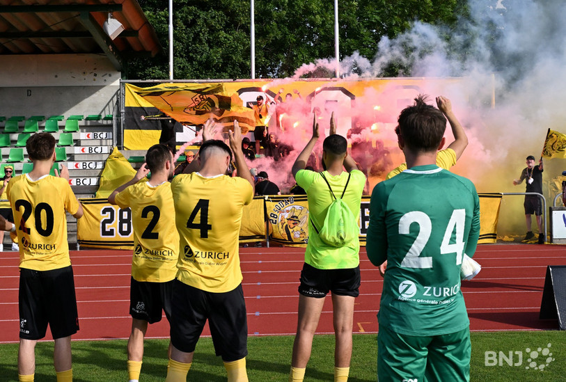 Les SRD ont pu célébrer le maintien avec leurs supporters. (Photo : Georges Henz)
