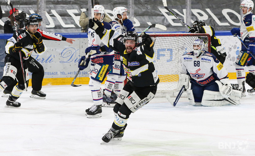 La photo dit tout…. Mathias Joggi vient d’inscrire le but qui propulse le HC Ajoie dans l’élite du hockey suisse. (photo : Mauricette Schnider)