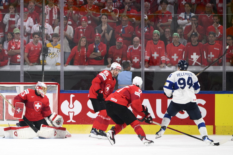 La Suisse a échoué en finale contre la Finlande suite à un but de Konsta Helenius en prolongation. (Photo : EPA/ANDREAS BECKER)